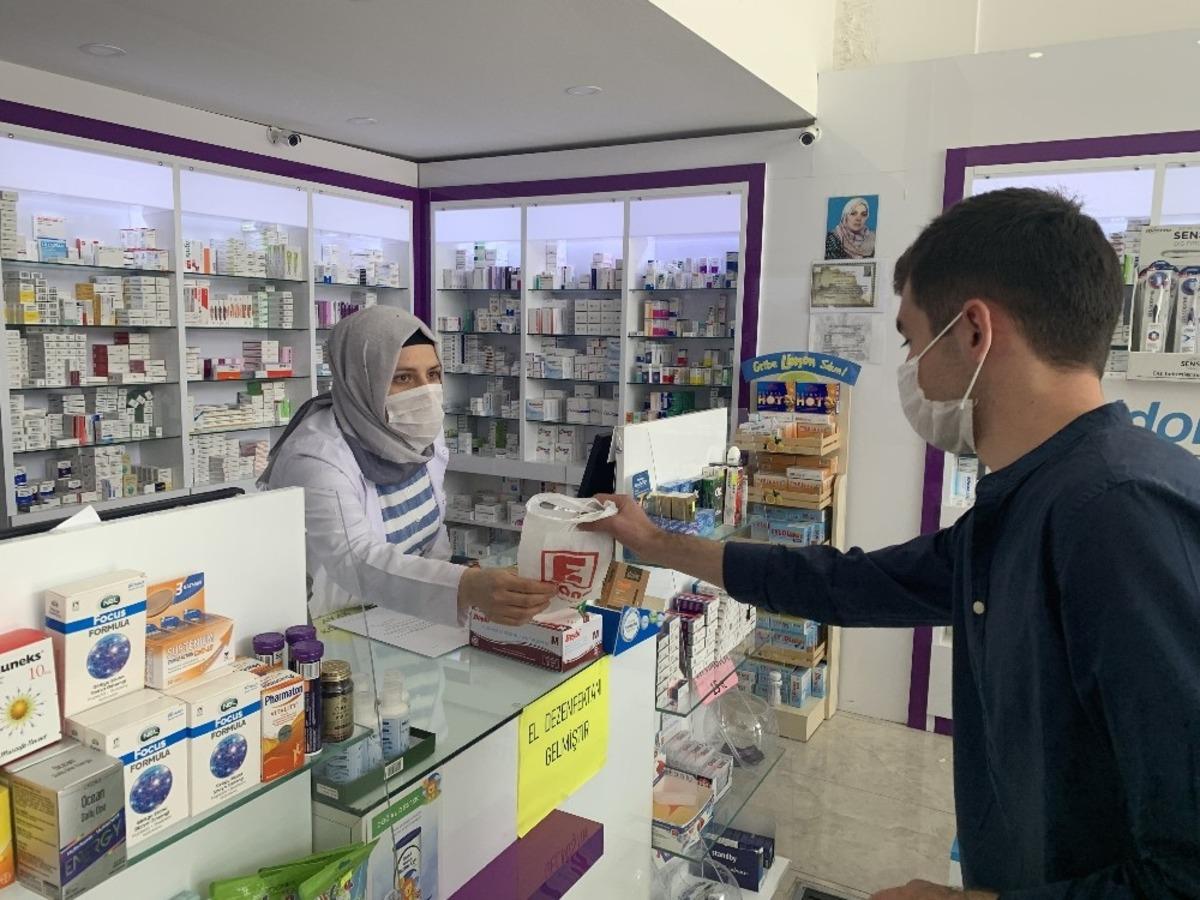 Isparta&rsquo;da eczanelerde &uuml;cretsiz maske dağıtımı başladı