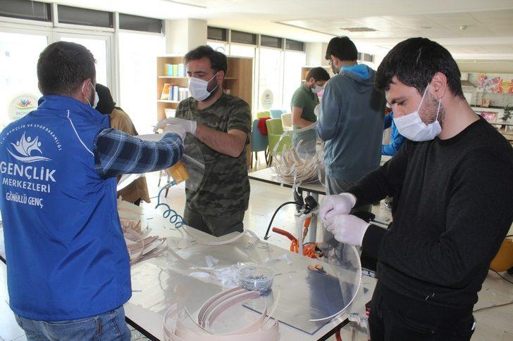 Erzincan Gençlik Merkezi 15 bin adet siperli maske üretti G2