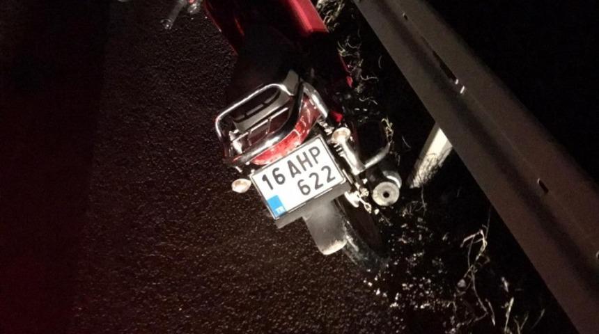 Karacabey’de çalıntı motorla kaza yaptı