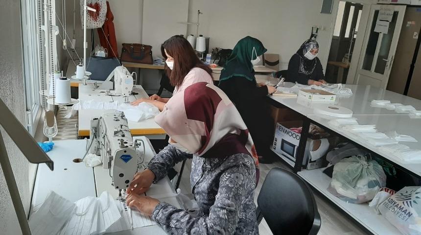 Usta &ouml;ğreticiler il &ouml;zel idaresi i&ccedil;in maske &uuml;retiyor