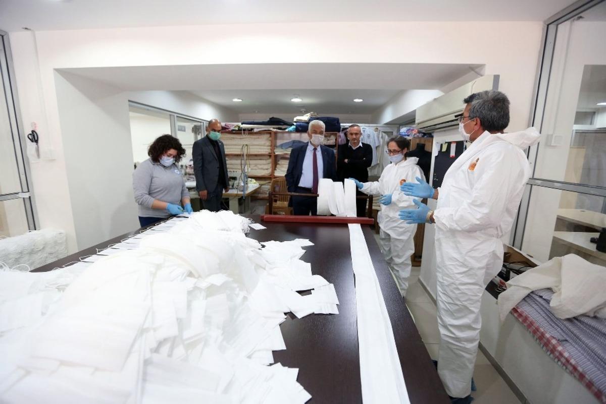 Muğla B&uuml;y&uuml;kşehir maske &uuml;retmeye devam ediyor