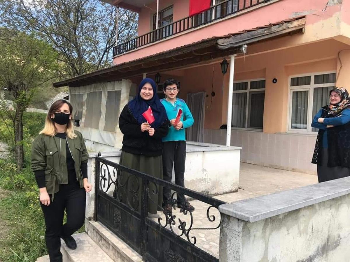 D&uuml;zce&rsquo;de &ldquo;&Ouml;ğretmenim yanı başımda&rdquo; projesi başlatıldı