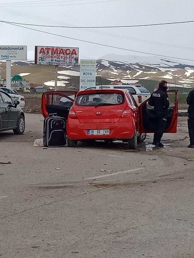 Karayazı’da trafik kazası: 3 yaralı