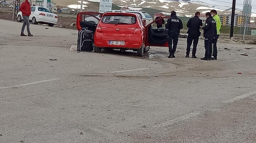 Karayazı&rsquo;da trafik kazası: 3 yaralı