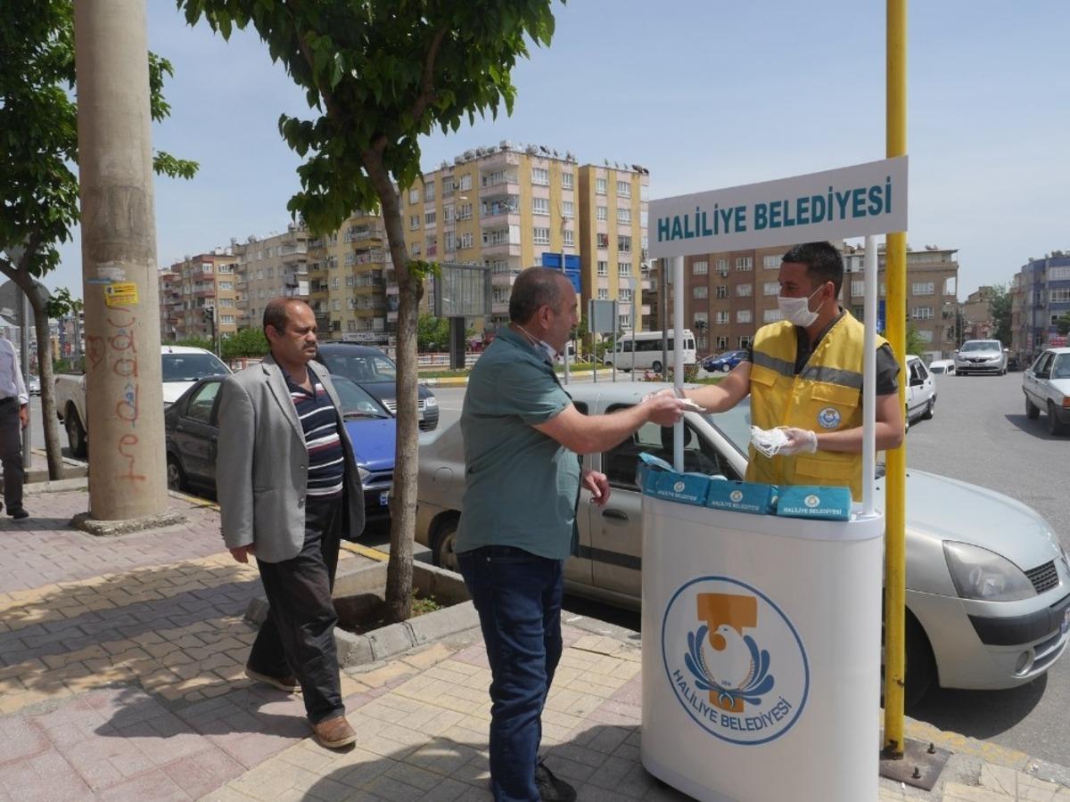 Haliliye&rsquo;de maske dağıtımı s&uuml;r&uuml;yor