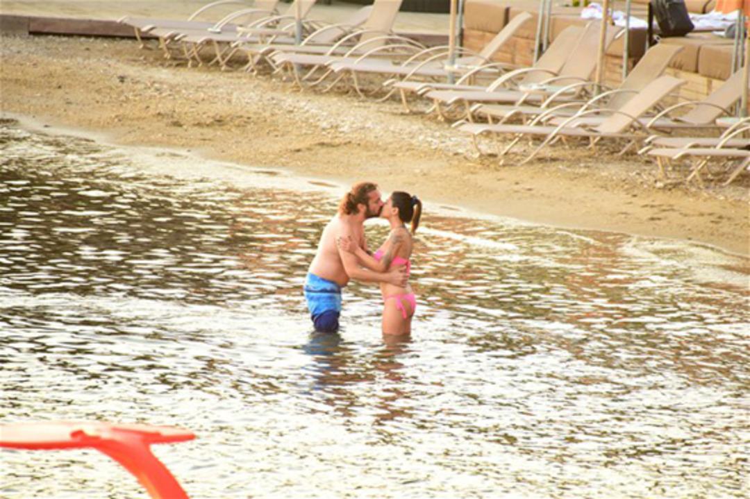 Halil Sezai &ouml;p&uuml;şmeye doyamadı