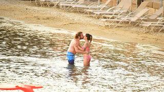 Halil Sezai öpüşmeye doyamadı