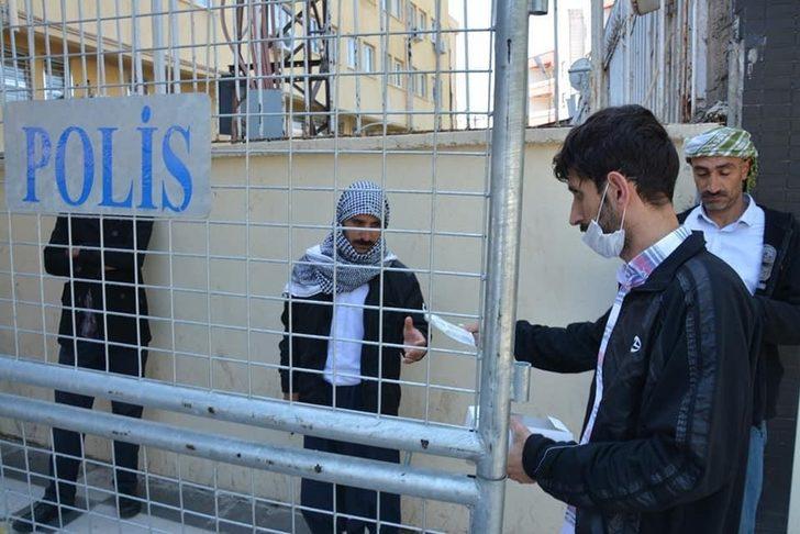 Maske dağıtan ekiplere eldiven tepkisi G2