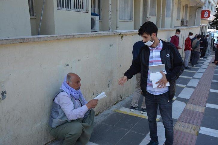 Maske dağıtan ekiplere eldiven tepkisi G3