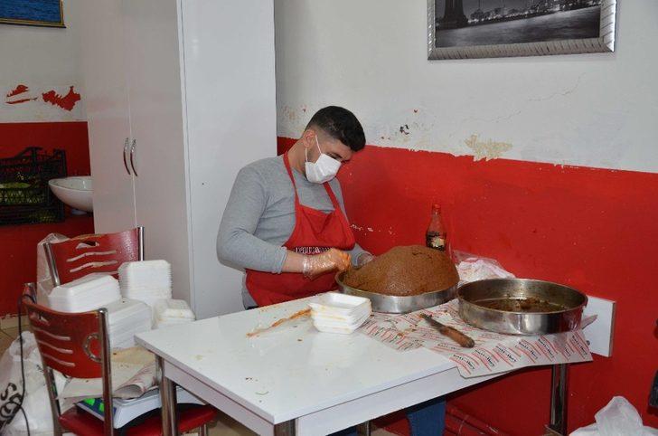 Kurtalan’da Ramazan nedeni ile çiğ köfte satışları arttı G1