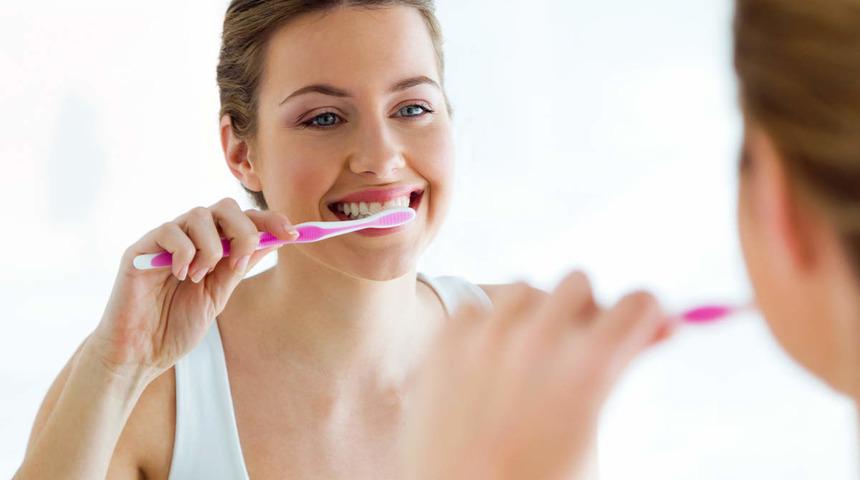 Dişleri nasıl temizlerseniz oru&ccedil; bozulmaz?