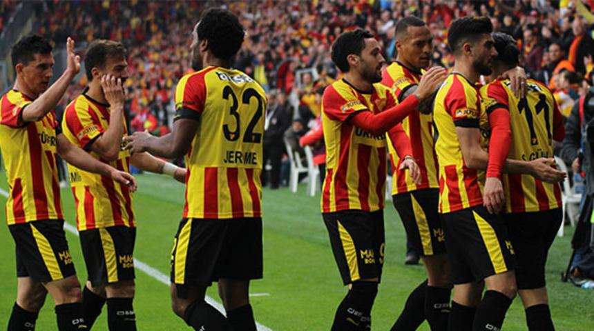 Göztepe'de futbolcular gruplar halinde çalıştı