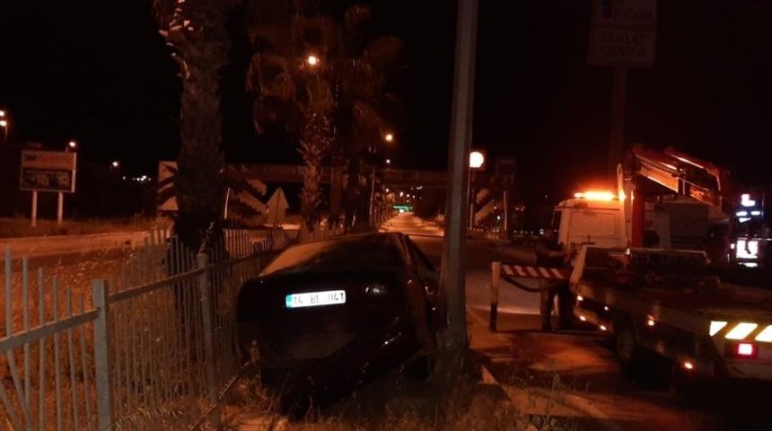 Kontrolden çıkan otomobil direkle bariyer arasına sıkıştı