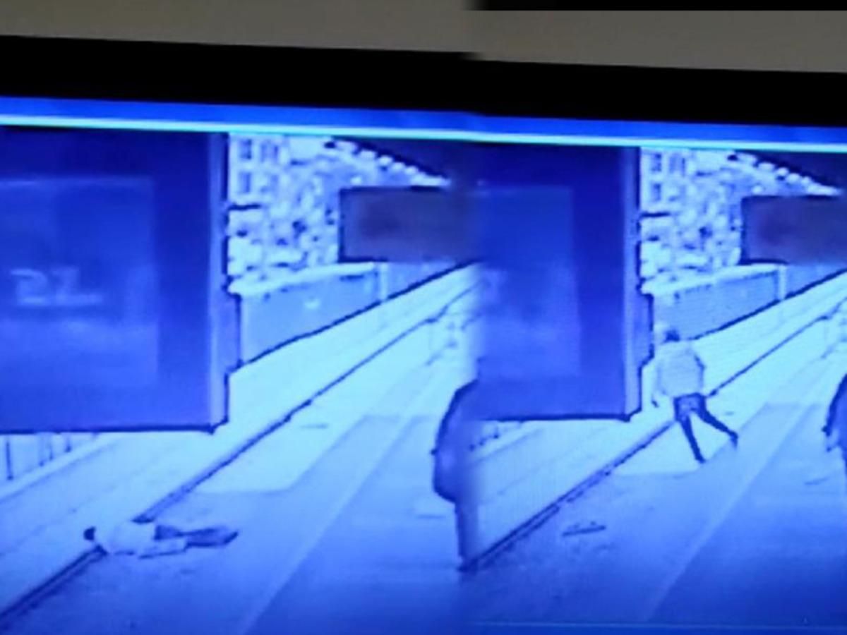 Bursa'da metroda korku dolu anlar! Bayılıp raylara d&uuml;şt&uuml;