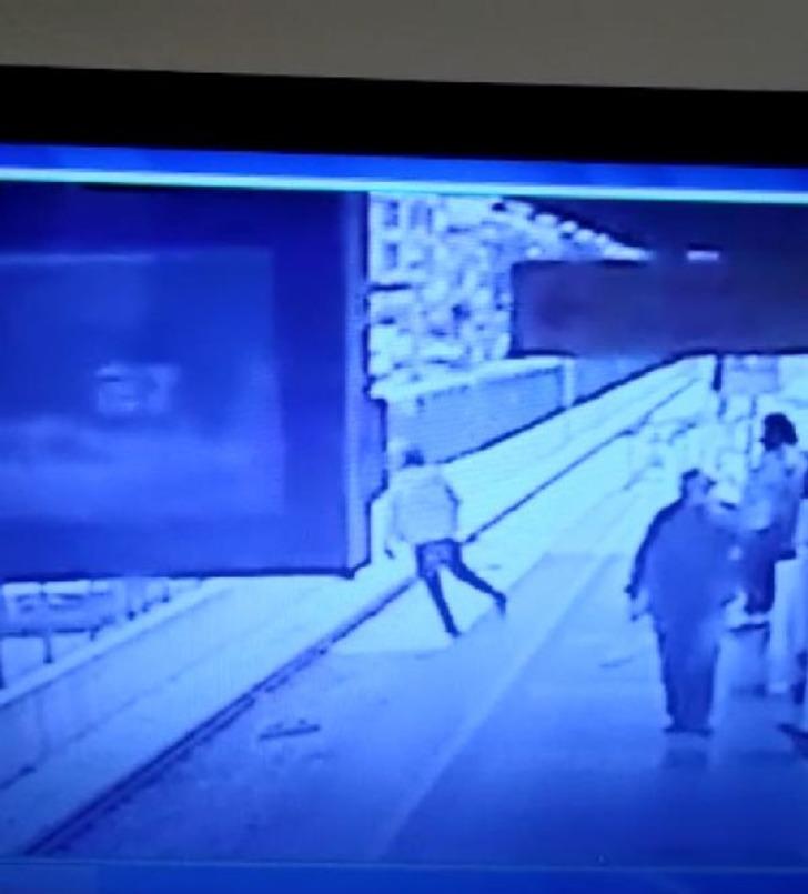 Bursa'da metroda korku dolu anlar! Bayılıp raylara düştü G4