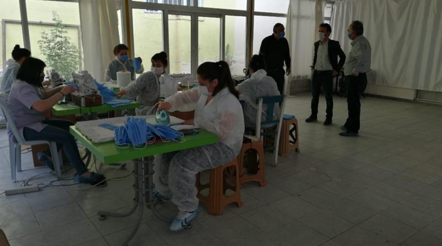 Kuyucak Kaymakamı Kurt, maske dikim at&ouml;lyesini ziyaret etti