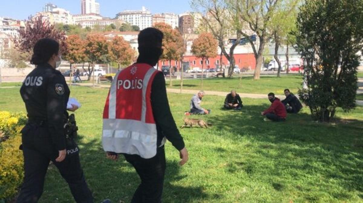 Sosyal mesafe ve maske denetiminde şaşkına &ccedil;eviren diyalog: 'Hapşırmak i&ccedil;in &ccedil;ıkarttım'