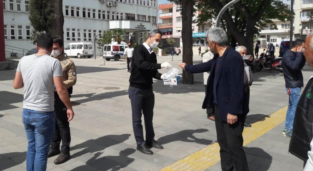 Alaşehir&rsquo;de &uuml;cretsiz maske dağıtılıyor