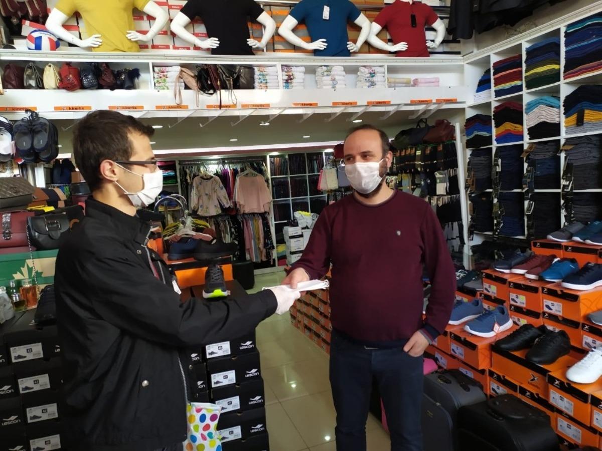 Ermenek Kaymakamlığı il&ccedil;edeki esnafa &uuml;cretsiz maske dağıttı