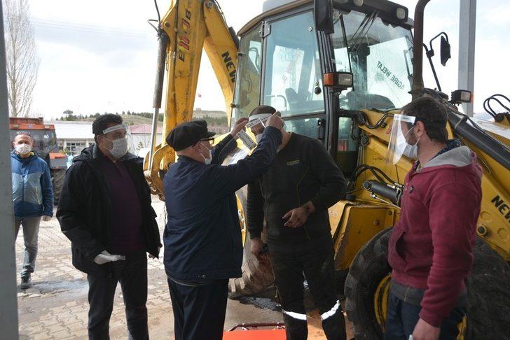 Başkan Demir sanayi esnafına maske dağıttı G2