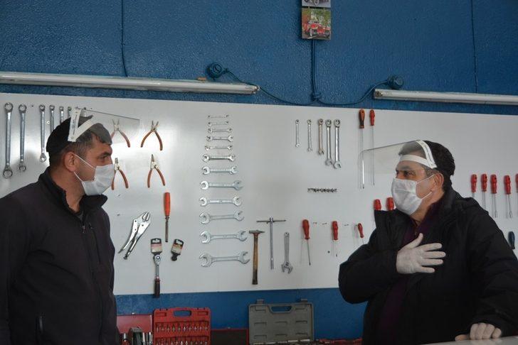 Başkan Demir sanayi esnafına maske dağıttı G4