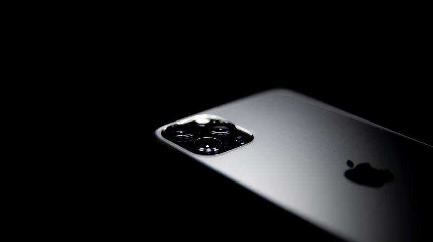 Bu kez kendisi yok: iPhone 12'nin 20W g&uuml;c&uuml;ndeki hızlı şarj cihazı g&ouml;r&uuml;nt&uuml;lendi!