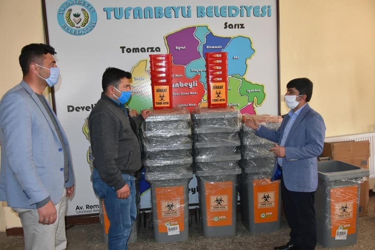 Tufanbeyli&rsquo;de maske ve eldiven i&ccedil;in atık kutusu