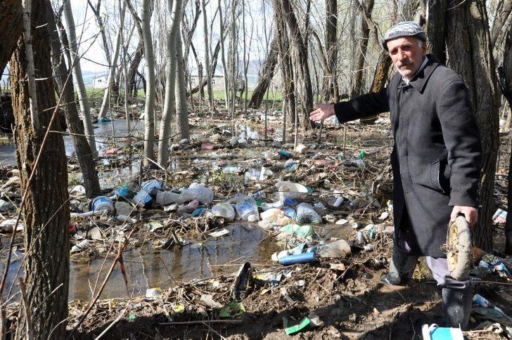 Derenin taşmasıyla köyün tüm çöpleri bahçesinde birikti G1