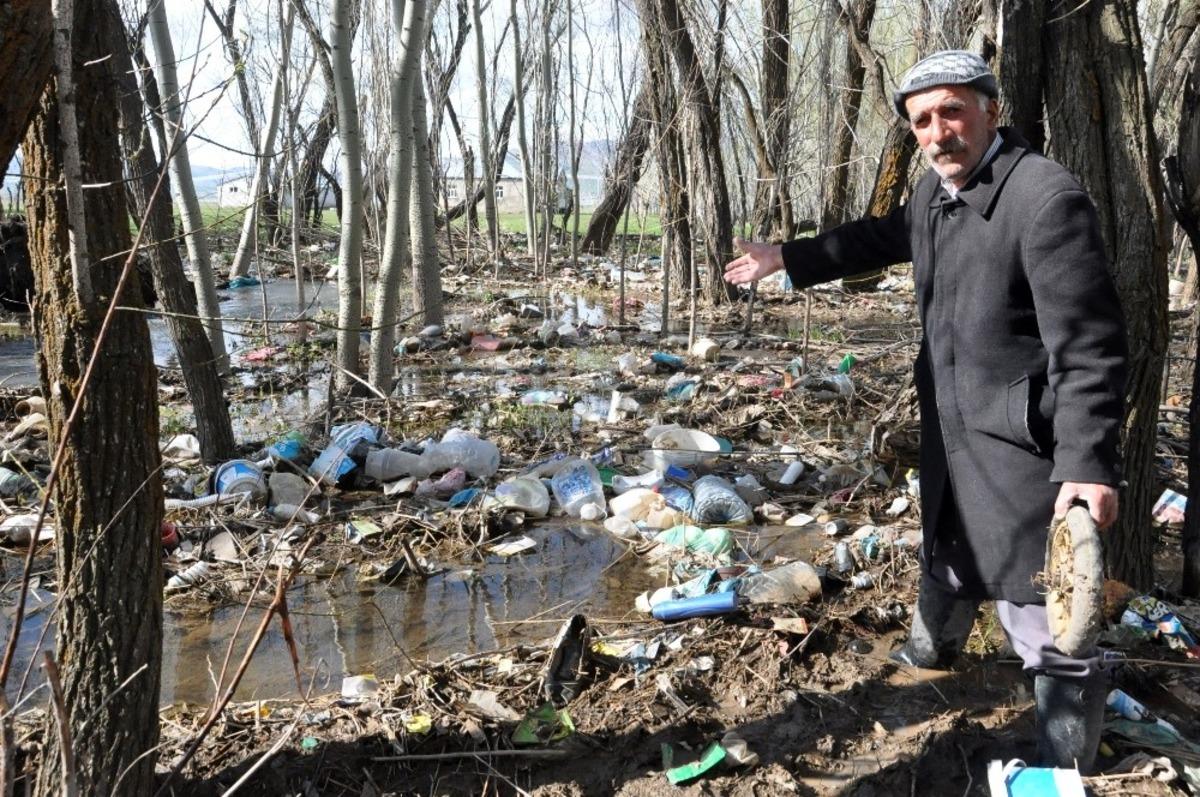 Derenin taşmasıyla k&ouml;y&uuml;n t&uuml;m &ccedil;&ouml;pleri bah&ccedil;esinde birikti
