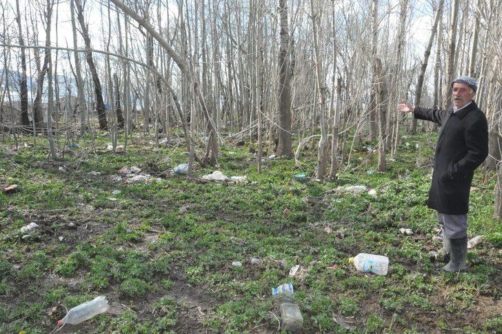 Derenin taşmasıyla köyün tüm çöpleri bahçesinde birikti G2