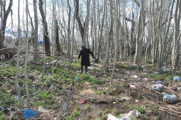 Derenin taşmasıyla köyün tüm çöpleri bahçesinde birikti G3