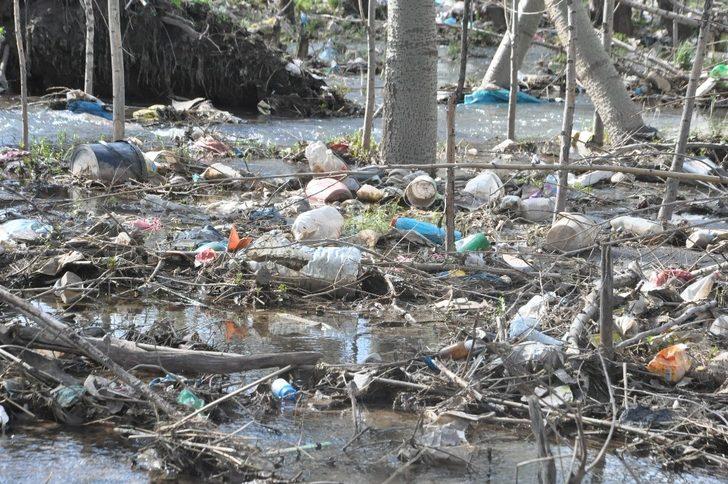 Derenin taşmasıyla köyün tüm çöpleri bahçesinde birikti G4