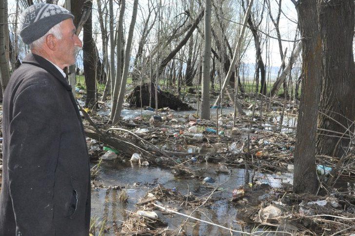 Derenin taşmasıyla köyün tüm çöpleri bahçesinde birikti G5