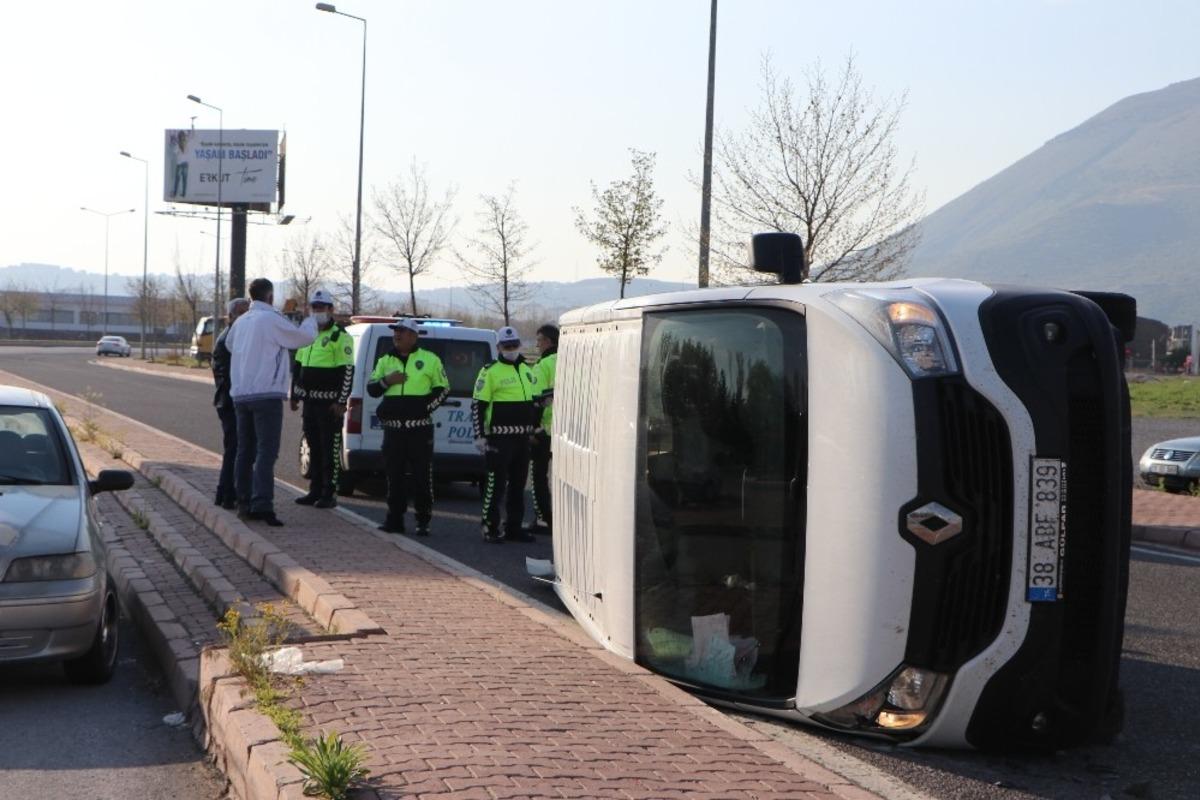 Otomobilin &ccedil;arptığı panelvan ara&ccedil; yan yattı