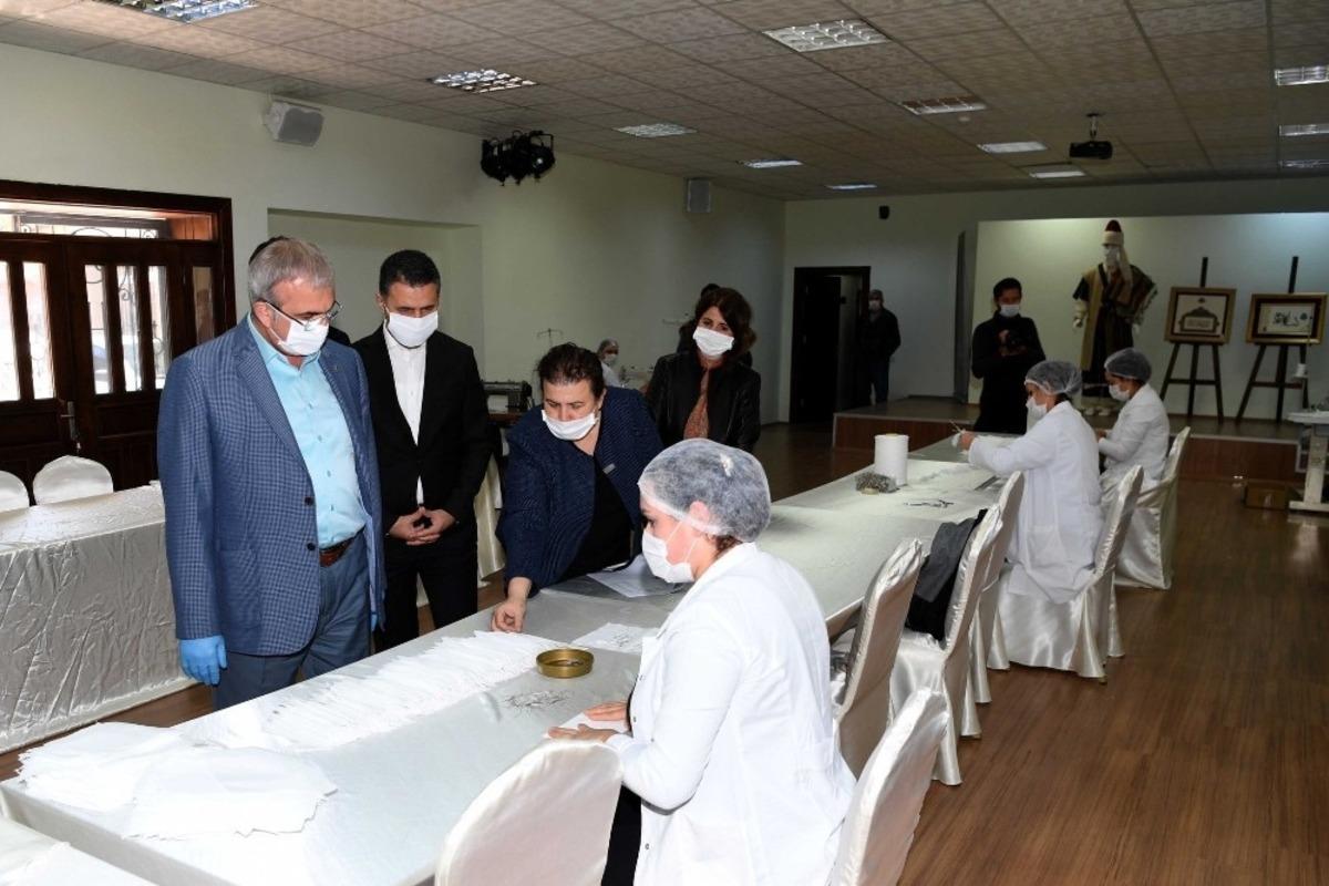 Cumhurbaşkanlığından gelen maskeler Antalyalılara ulaştırıldı