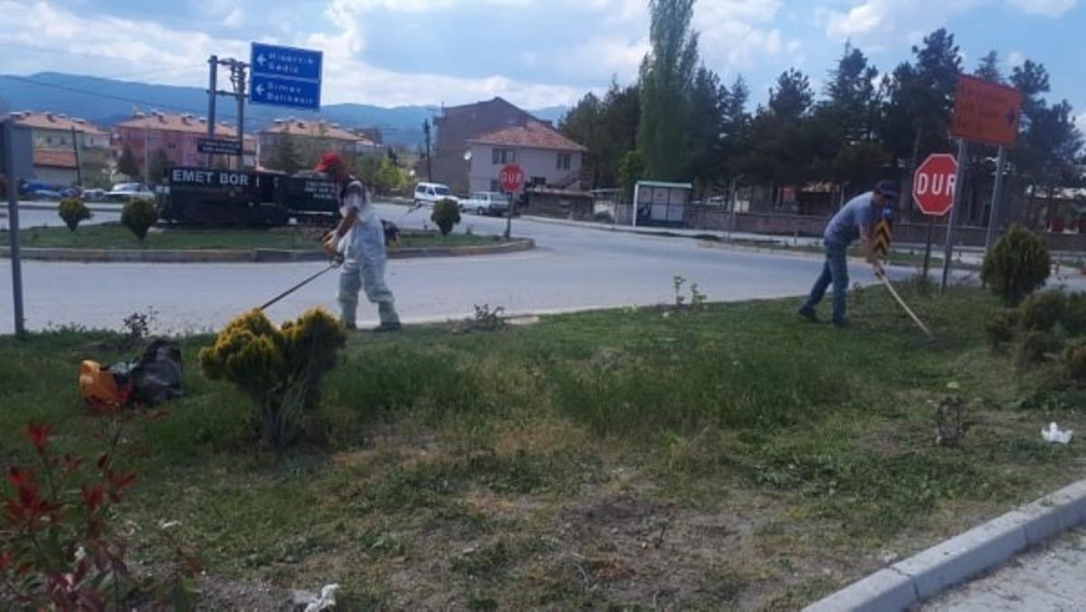 Parklar ve yol kavşaklarında ot bi&ccedil;imi ve bahar temizliği yapılıyor