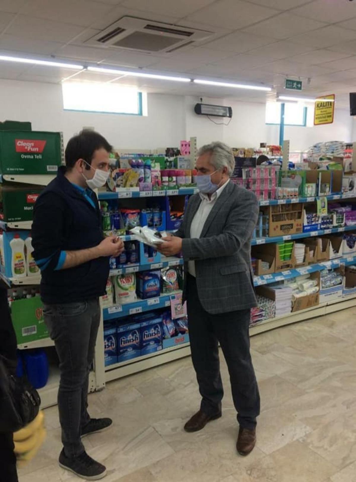 Belediye Başkanı Akağa&ccedil;, esnaflara maske dağıttı