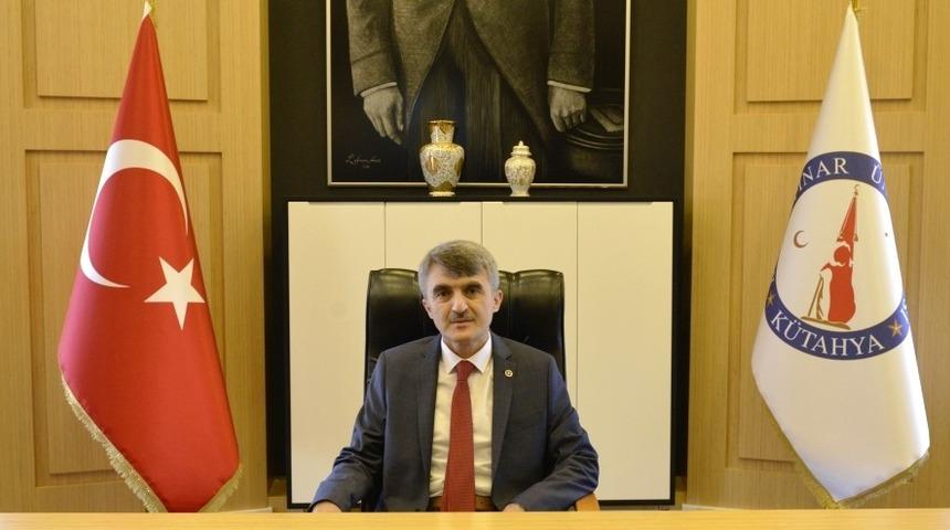 Rekt&ouml;r Uysal&rsquo;ın &ldquo;Biz Bize Yeteriz T&uuml;rkiye&rsquo;m&rdquo; şiiri t&uuml;rk&uuml; olarak yorumlandı