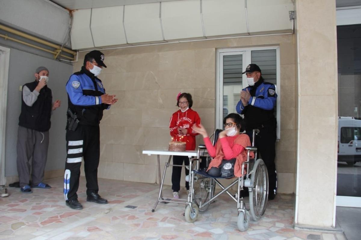 Kayseri Emniyet M&uuml;d&uuml;rl&uuml;ğ&uuml; engelli &ccedil;ocukların y&uuml;z&uuml;n&uuml; g&uuml;ld&uuml;r&uuml;yor