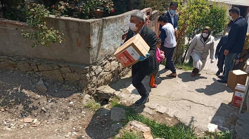 Belediye başkanı kapı kapı gezerek yardım dağıtıyor