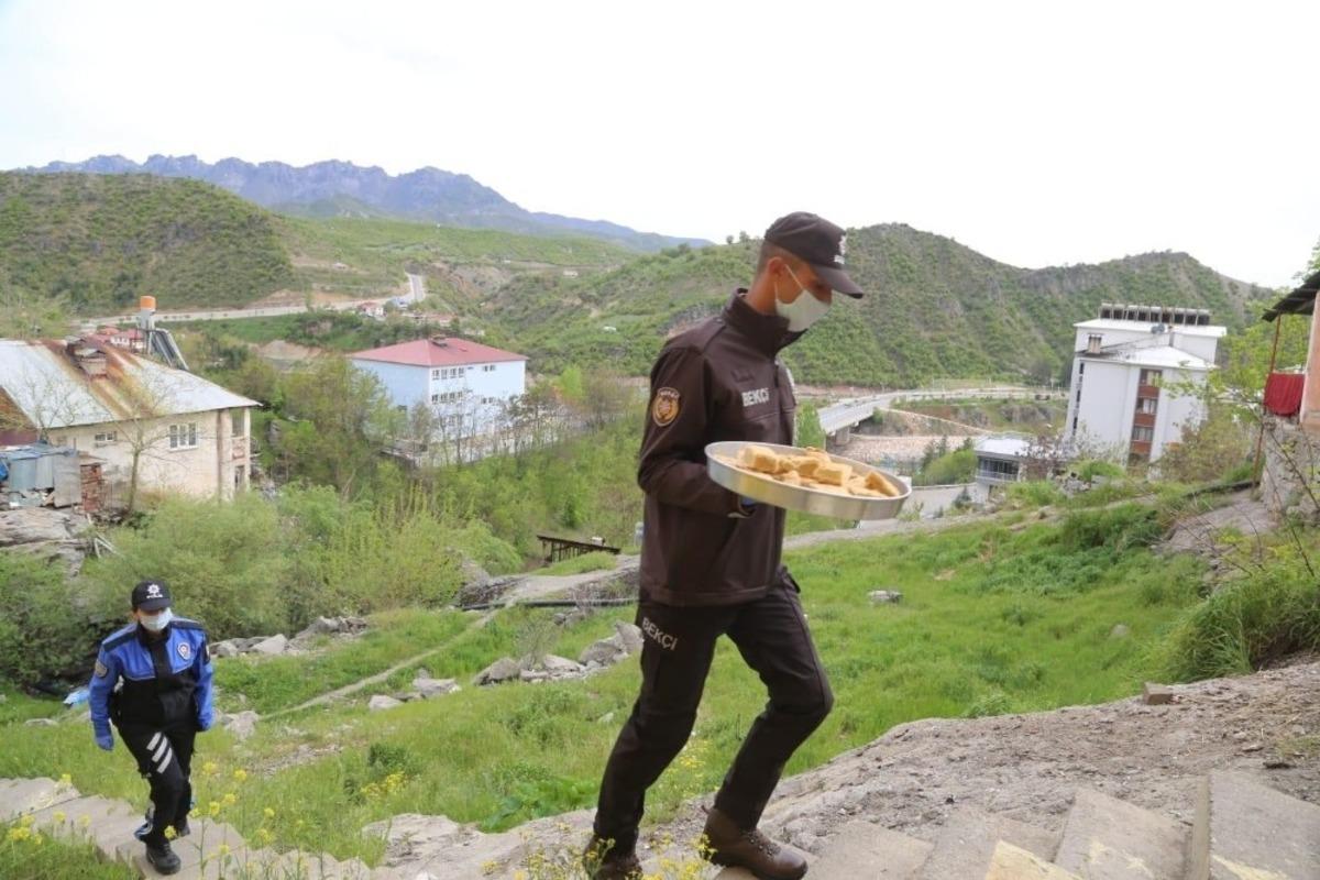 Vefa grubu, Fadime teyzenin hayrını kapı kapı dağıttı