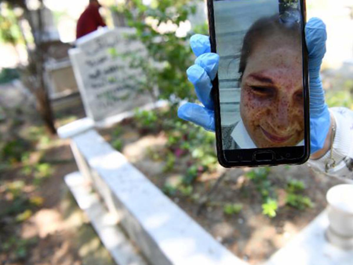 Annesinin mezarını g&ouml;r&uuml;nce g&ouml;zyaşlarını tutamadı