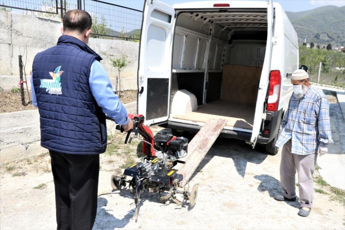 Tarlasını s&uuml;remeyen yaşlı vatandaşa B&uuml;y&uuml;kşehir&rsquo;den yardım