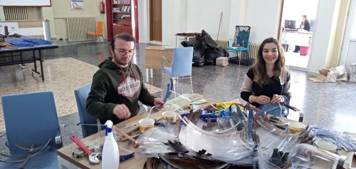 Gen&ccedil;lik merkezinde korumalı siperlik &uuml;retimi devam ediyor