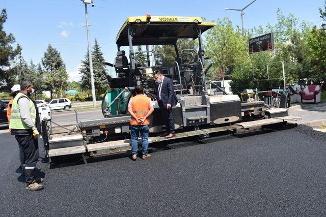 Bağlar’da cadde ve sokaklar bazalt asfaltı ile güzelleşiyor