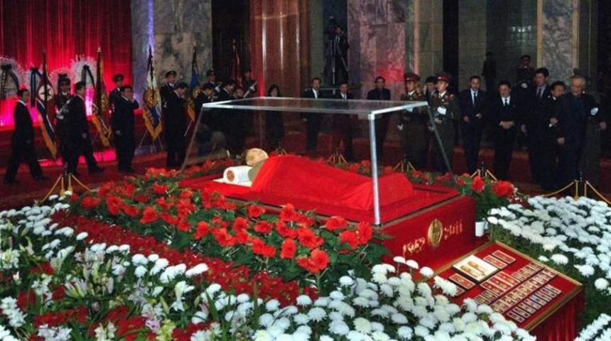 Kim Jong Un tabutta! G&ouml;r&uuml;nt&uuml; ortaya &ccedil;ıktı, yer yerinden oynadı