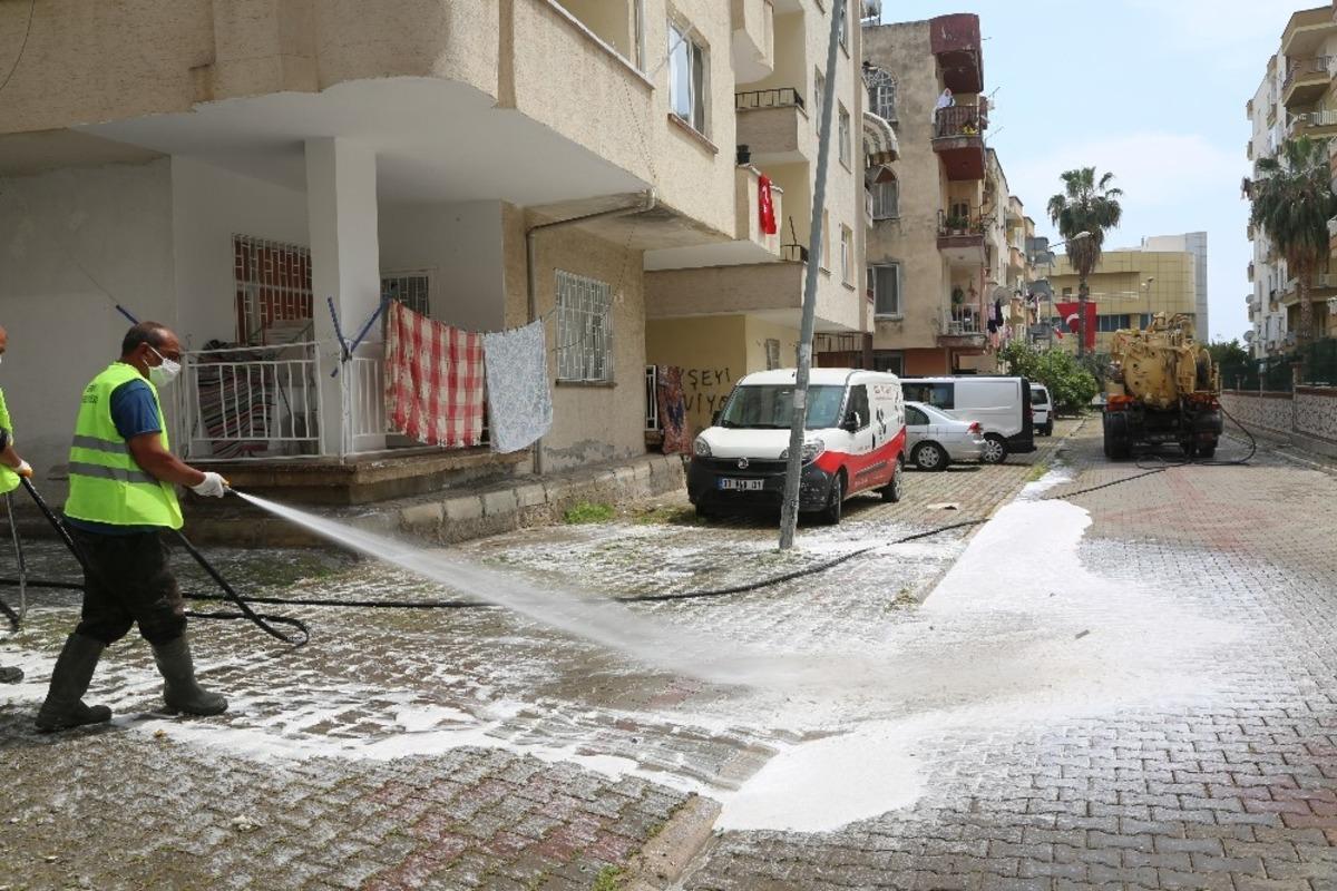 Erdemli&rsquo;de ekipler dezenfekte &ccedil;alışmalarına hız kesmeden devam ediyor