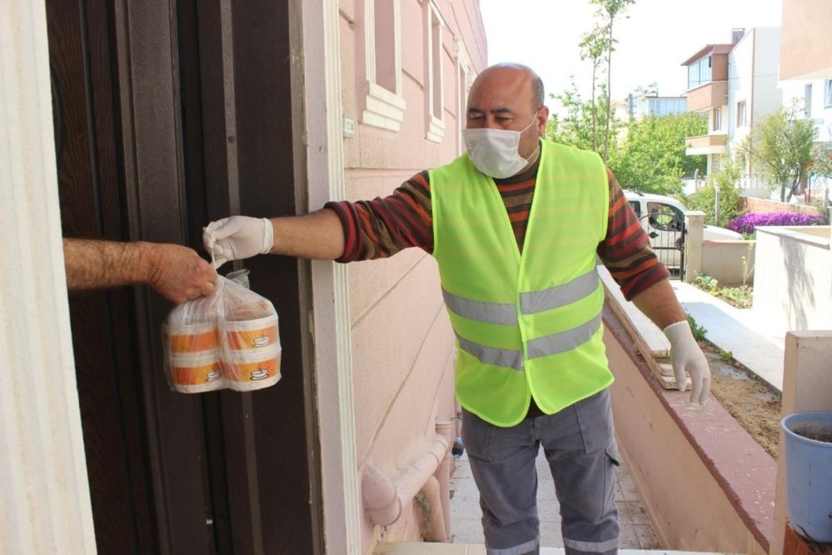 Burhaniye&rsquo;de her g&uuml;n 250 haneye sıcak yemek gidiyor