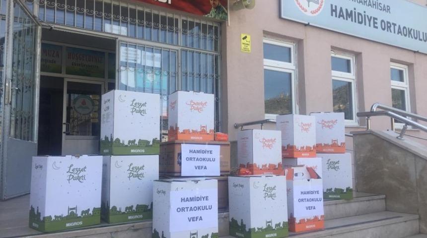 &Ouml;ğretmenlerden &ouml;ğrencilerine gıda yardımı