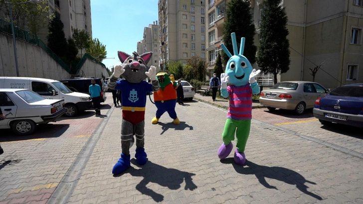 Başakgiller’den çocuklara balkon sürprizi G1